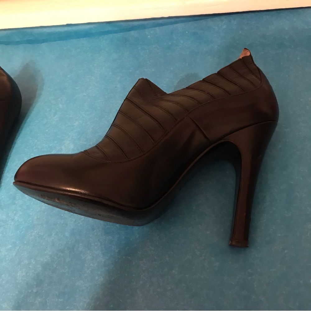 Chanel 2006 Paris New York quilted black ankle heels 37.5 - Picture 12 of 12